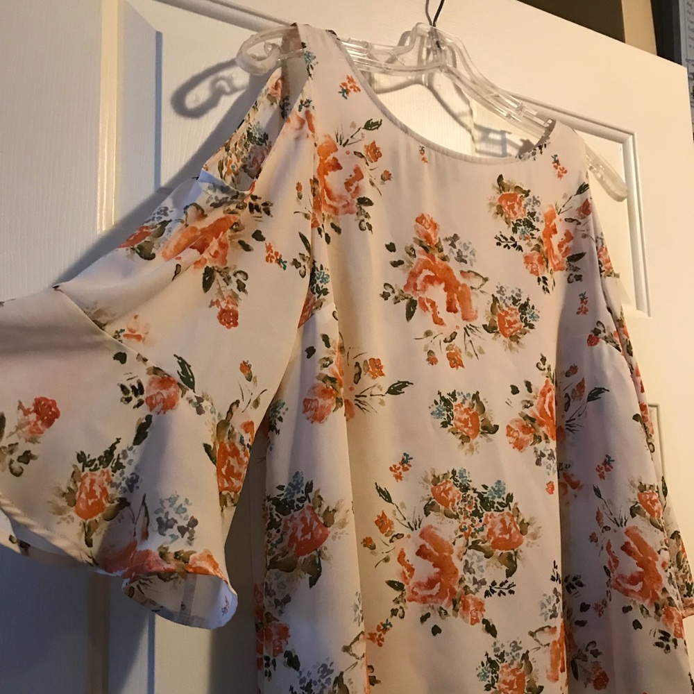 Flirty off the shoulder floral blouse w ruffled sleeves